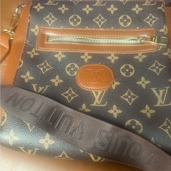 Selling my gently used crossbody Louis Vuitton bag - Picture 1 of 4